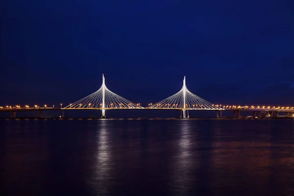 De nieuwe tuibrug in Sint-Petersburg. — Stockfoto