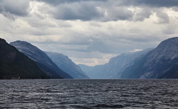 Fraaie landschappen van de noordelijke Noorse fjorden. Lysefjorden. Stockfoto
