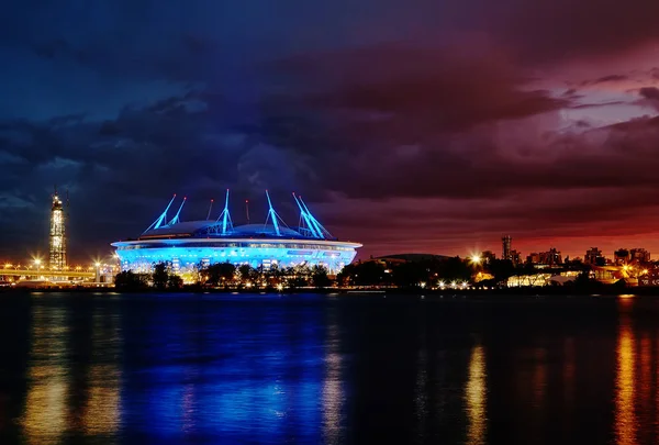 Blick auf die Newa-Bucht und die Zenit-Arena bei Nacht, Sankt Peter lizenzfreie Stockfotos