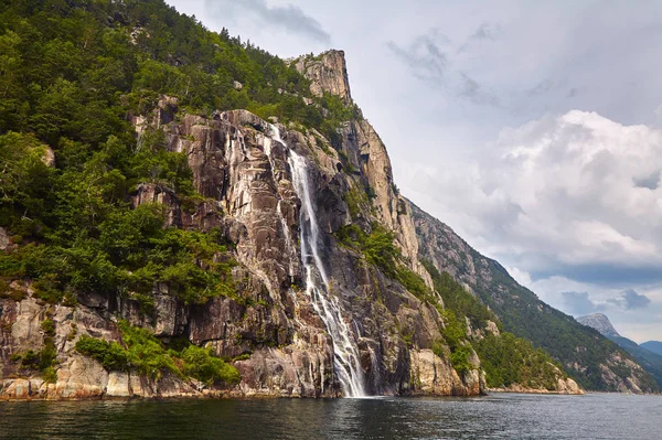 Wunderschöner Wasserfall im norwegischen Fjord lizenzfreie Stockbilder
