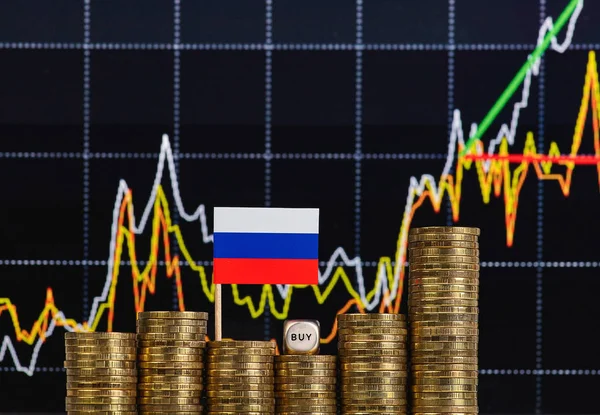 Montones de monedas de oro, bandera de Rusia y cubo de dados —  Fotos de Stock