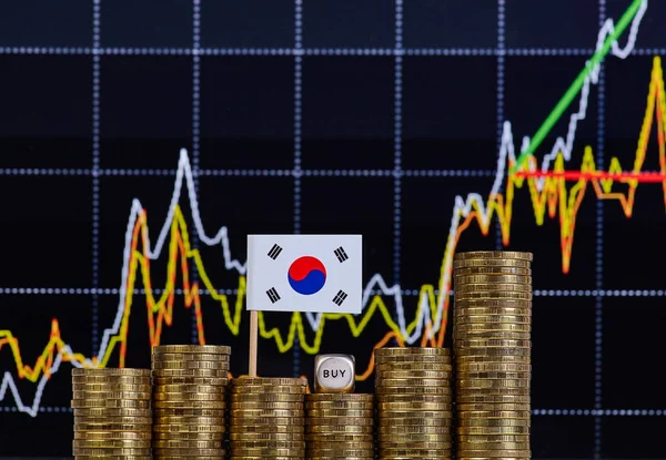 Стопки золотых монет, флаг Кореи и кубики — стоковое фото