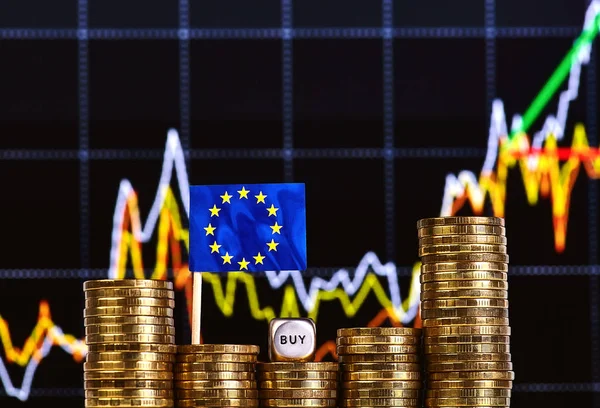 Стеки золотих монет, прапор ЄС, кістки куб зі словом "купити" — стокове фото