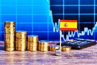 Downtrend yığınları altın sikke, İspanya, zar küp bayrağı ve 