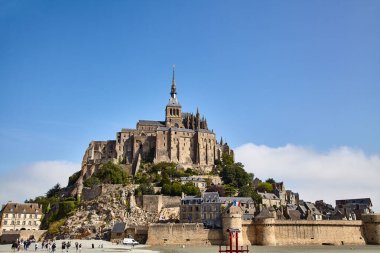 Güneşli bir günde Mont Saint Michel. Fransa. Britanya.
