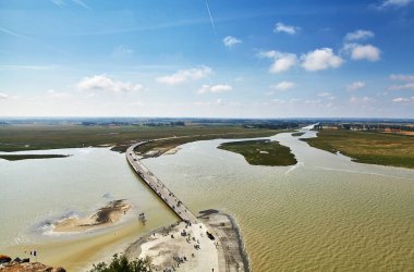 Mont Saint-Michel yolu, yukarıdan manzara. Fransa. Normandiya
