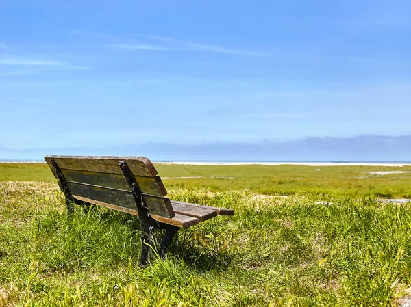 Wooden Bench White Sand Beach Looking Sea — Stock Photo, Image