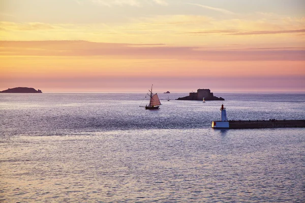 Stará Plachetnice Vplouvá Zátoky Saint Malo Při Západu Slunce Francie — Stock fotografie