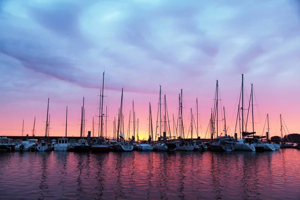 日落时分 在拉贝尔 韦拉克港的游艇 布列塔尼 图库图片