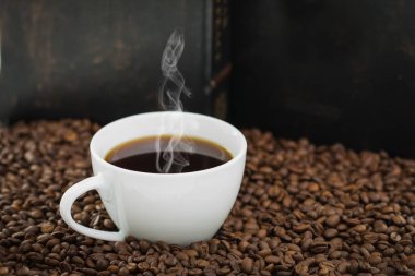 Bir fincan sıcak kahve.