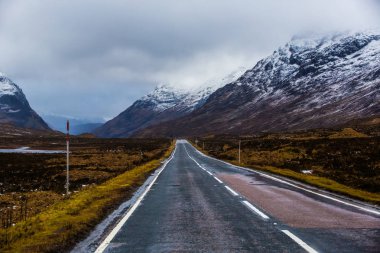 İskoçya ile seyahat yol kar kaplı