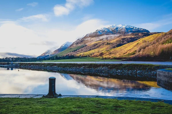 Laggan Locks Escócia Uma Vista Montanha Meall Nan Dearcag Através — Fotografia de Stock