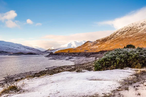 Χιόνι Που Καλύπτει Βουνά Και Τις Λίμνες — Φωτογραφία Αρχείου