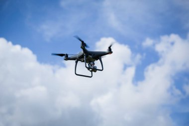 Uçan bir dron, uçan ve mavi gökyüzü karşı izole