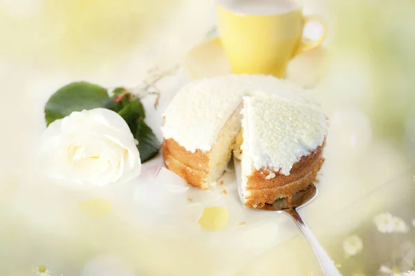 Cream Cake Plate Isolated Pale Yellow Bokeh Background — Stock Photo, Image