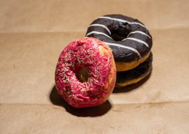 Çerçevenin ortasındaki ekolojik kağıtta lezzetli çörekler.