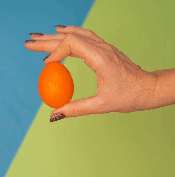 Kvinna Som Håller Orange Påsk Ägg Ljusa Trendiga Bakgrund Påskkoncept — Stockfoto