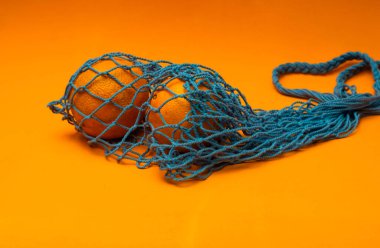 Mavi torba içinde portakallar. Çevre dostu, sıfır atık kavramı