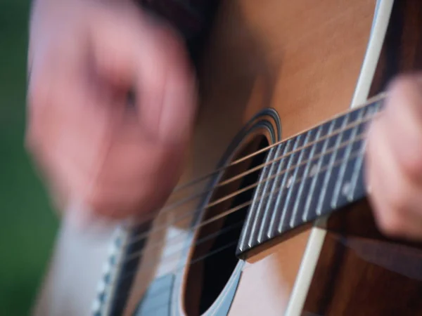 Gitara gracz strumming — Zdjęcie stockowe