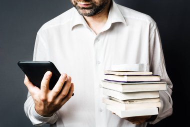 Erkekler klasik kitaplar ve modern elektronik Ebook okuyucu, beyaz
