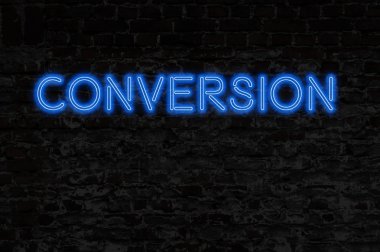 Neon işareti tuğla duvara - dönüşüm 