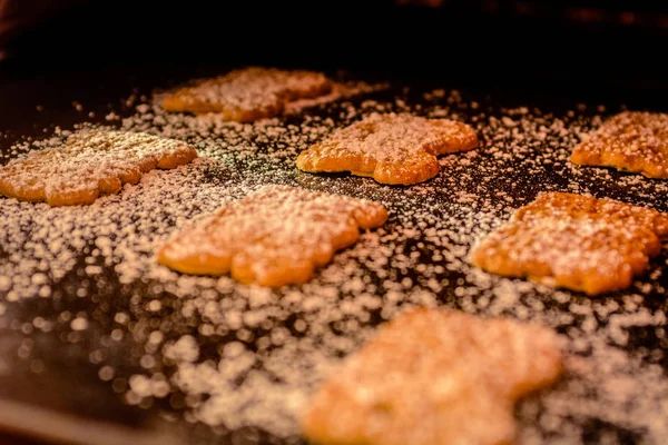 Biscoitos com açúcar em pó em uma placa de cozimento — Fotografia de Stock