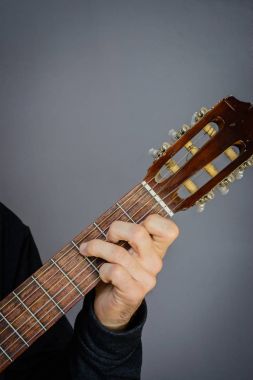 Majör gitarist tarafından üzerinde klasik akustik gitar çalmıştır.
