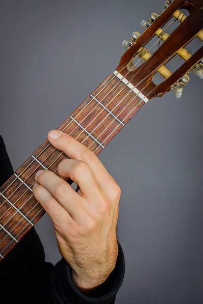 C acorde menor tocado pelo guitarrista na guitarra acústica clássica — Fotografia de Stock