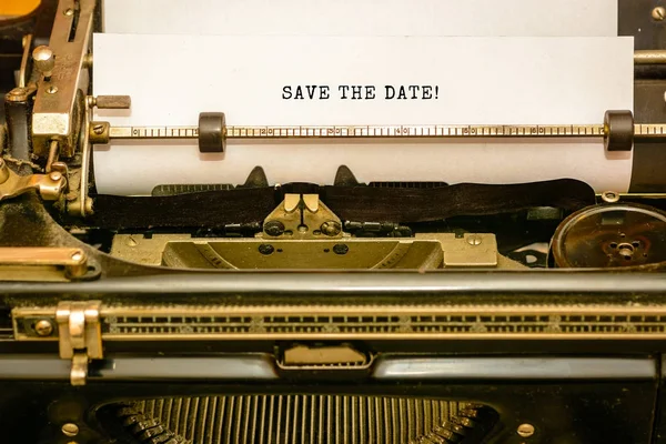 SAVE THE DATE - написано на старой пишущей машинке — стоковое фото