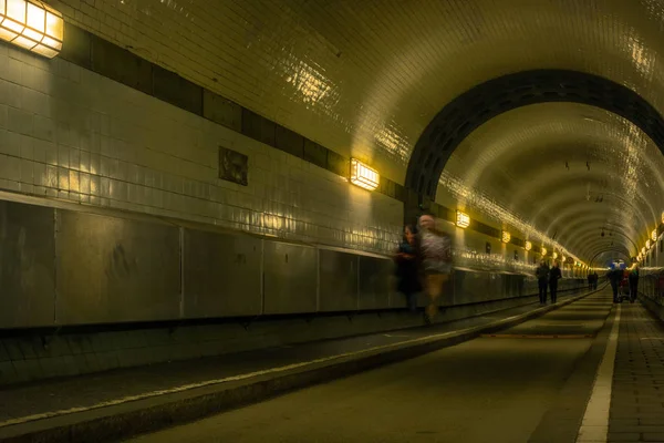 Żółte Światła Sposób Starych Elbtunnel Hamburg Ludzie Chodzą Przez — Zdjęcie stockowe