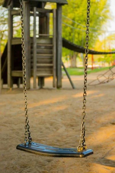 Swing Speeltuin Wazig Speeltuin Achtergrond — Stockfoto