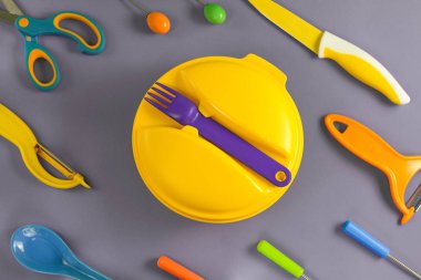 Plastik eşya düz yatıyordu kümesi
