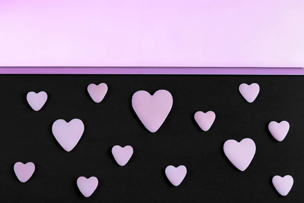 Um padrão de corações de serenidade em um fundo preto com espaço de cópia — Fotografia de Stock