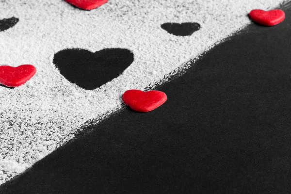 Coração vermelho em um fundo preto e branco em uma diagonal — Fotografia de Stock