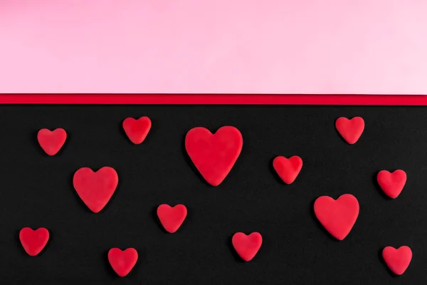 Un patrón de corazones rojos sobre un fondo negro con espacio de copia — Foto de Stock