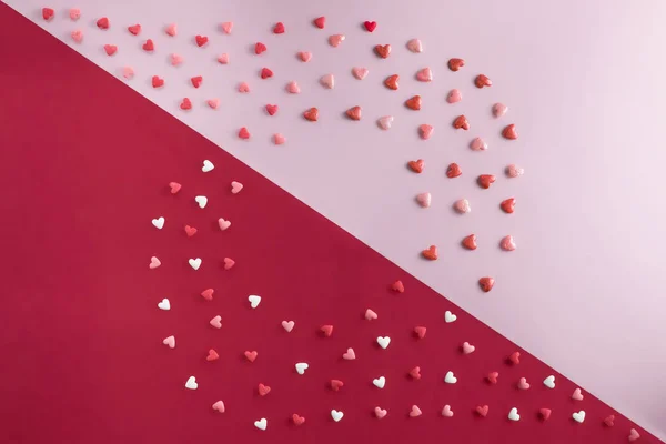Belo padrão de leigos planos de corações com espaço de cópia em quartzo rosa e fundo vermelho para o Dia dos Namorados — Fotografia de Stock
