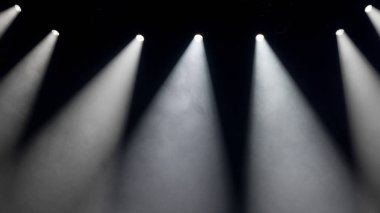 Sahne Alanı'nda beyaz spot ışıklar