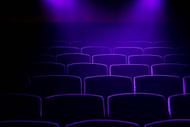Objektifin düşen projeksiyon ışık ile boş sinema salonu 