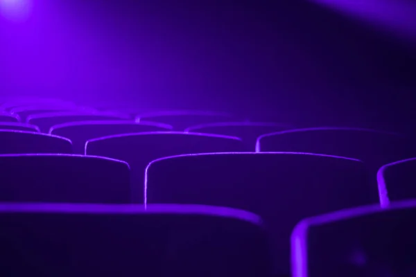 Tom biograf med projektion ljus faller in i linsen — Stockfoto