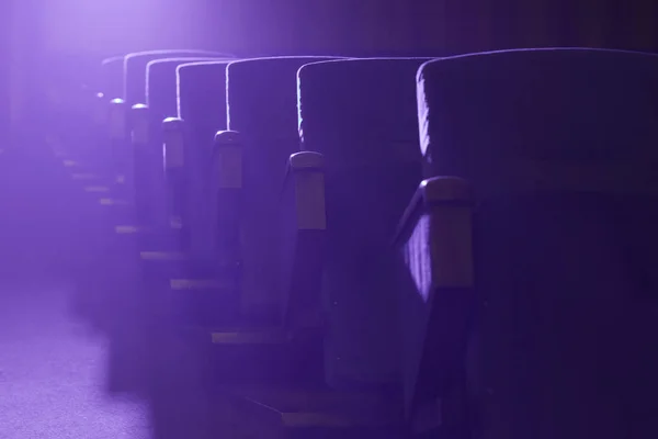 Пустой кинотеатр с прожектором, падающим в объектив — стоковое фото