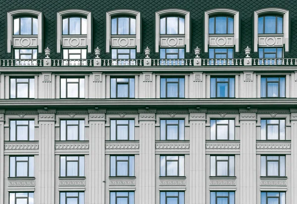 Фасад современного или винтажного бетонного здания с окнами — стоковое фото