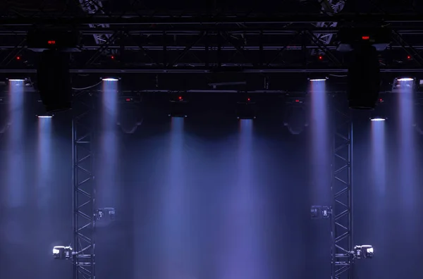 Taket på konsertscenen med strålkastare på scenen gården — Stockfoto