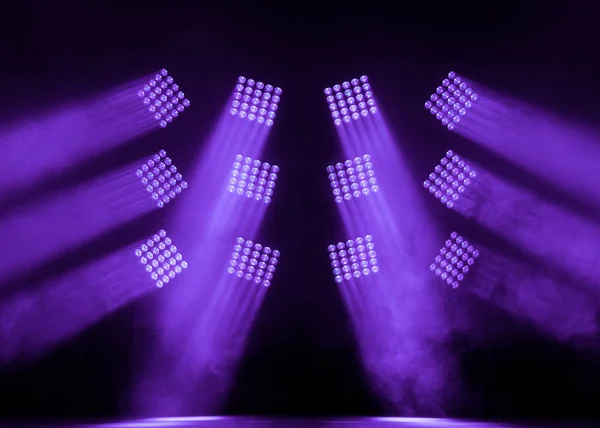 Серединність і фіолетові квадратні сцени прожектори з димом на концерті — стокове фото