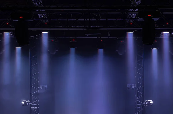 Потолок концертной сцены с прожекторами на сценической ферме Стоковое Фото