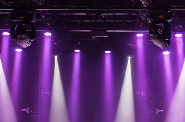 Потолок концертной сцены с фиолетовыми и белыми прожекторами на сценической ферме Стоковая Картинка