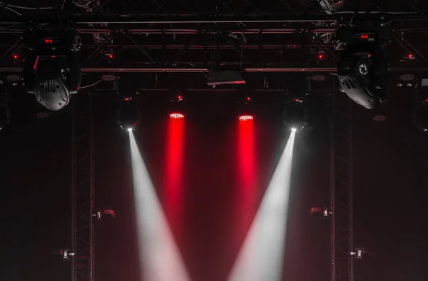 Потолок концертной сцены с красными и белыми прожекторами на сценической ферме Лицензионные Стоковые Фото