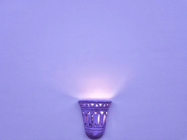 Древняя лампа на фиолетовой стене Стоковое Фото