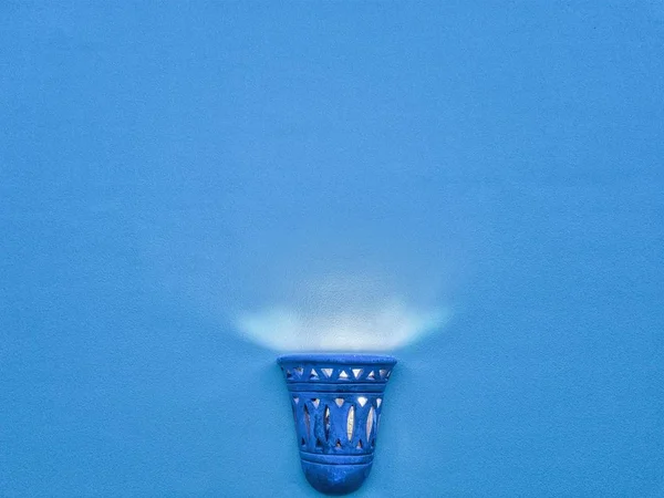 Древняя лампа на голубой стене Стоковая Картинка