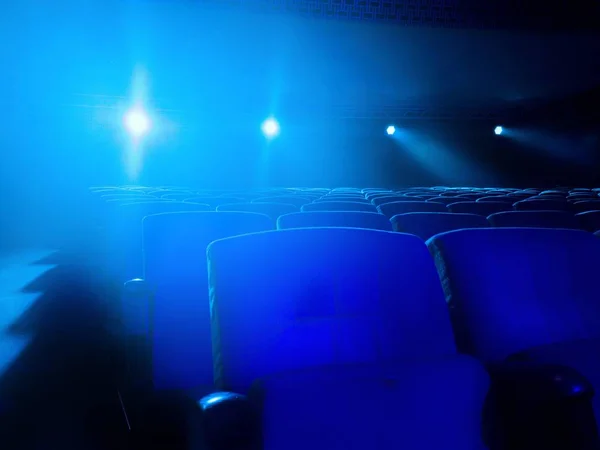 Пустой кинотеатр с прожектором, падающим в объектив Стоковое Изображение