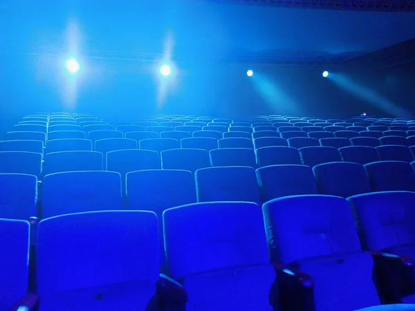 Пустой кинотеатр с прожектором, падающим в объектив Лицензионные Стоковые Фото